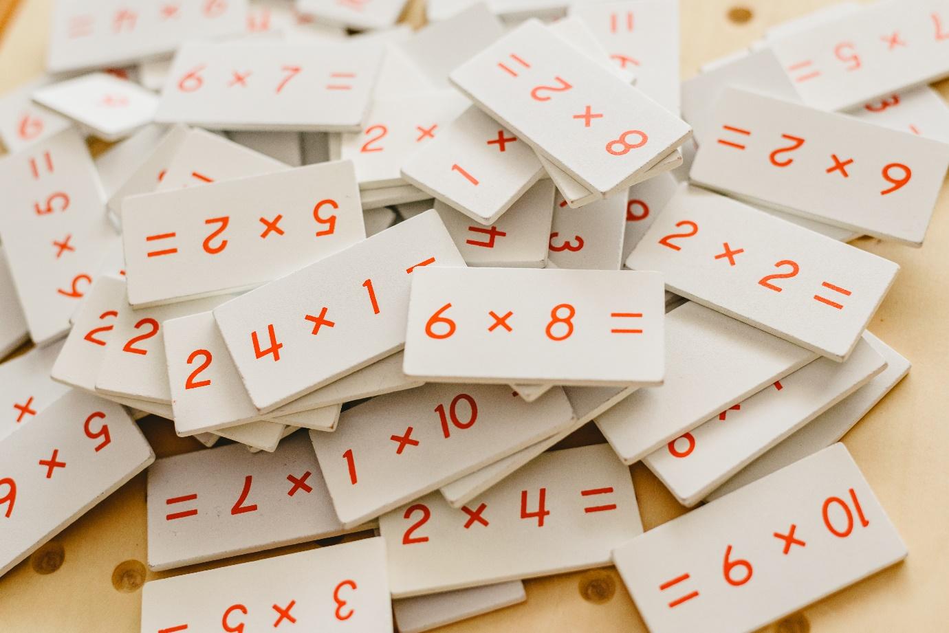Jak fiszki wspomagają zapamiętywanie matematyki